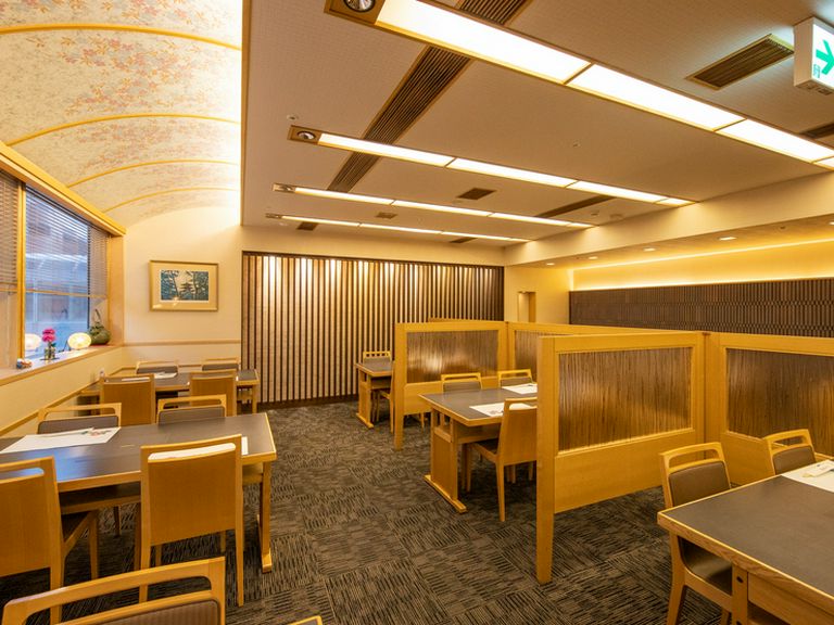 幅広い年代のゲストが季節の滋味に憩えるホテルレストラン