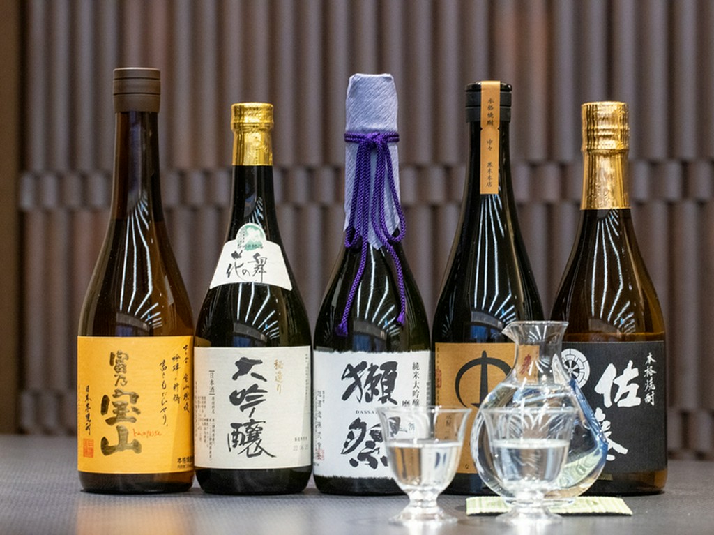 地元の名酒「花の舞」をはじめ、季節の和食に合う日本酒を用意