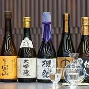 静岡県産米100％の酒づくりに励む、浜松市の名蔵元「花の舞酒造」の地酒が充実。山口県の「獺祭」など人気銘柄も揃います。四季折々の和食と旨い酒がお互いのおいしさを高め合う、酒肴の妙にひたれます。