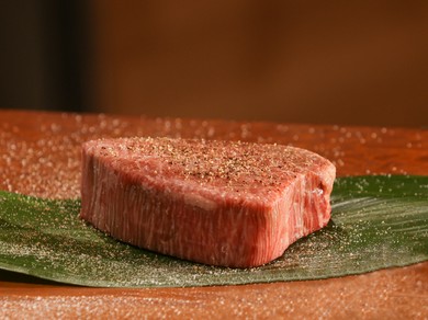 厳選ワインとステーキの贅沢なひととき