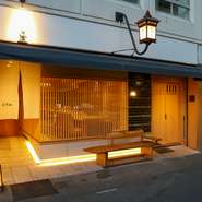 姫路の街にひっそりと佇む隠れ家的なステーキ店。落ち着いた雰囲気の店内で、厳選した佐賀牛のステーキや季節の料理をゆっくりと楽しめます。特別な日のお食事や大切な方とのひとときにも最適な一軒です。