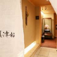 落ち着いた雰囲気の店内で、ゆっくりと食事を楽しめる空間をご用意しています。上質なステーキと厳選ワインを味わいながら、大切な接待や会食、特別なお食事の席にもご利用いただけます。