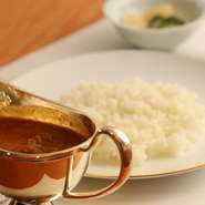 ステーキと同じ上質な牛肉を贅沢に使用し、時間をかけてじっくり煮込んだカレーライス・