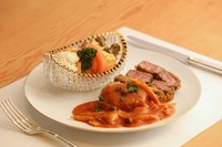 上質な国産牛を丁寧に衣付けして香ばしく揚げ、コクのある特製デミグラスソースで仕上げた贅沢なカツレツです。