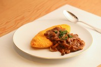 ふんわり焼き上げたオムレツに、コク深いデミグラスソースをかけた一品。