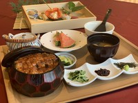 国産鰻を贅沢に使用したコース料理です。鰻の味を二度、三度堪能できます。