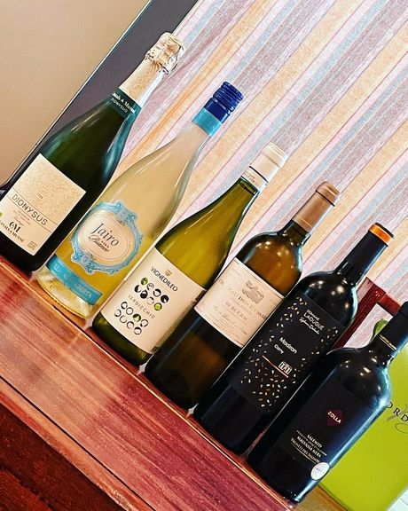 季節の料理に合わせてセレクトされたオススメワイン