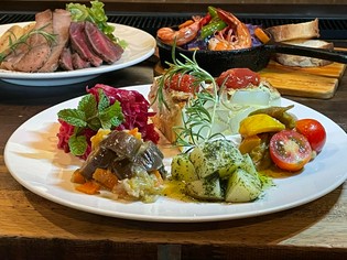 “野菜バル”を体現する逸品『旬のお野菜タパス5種盛り合わせ』