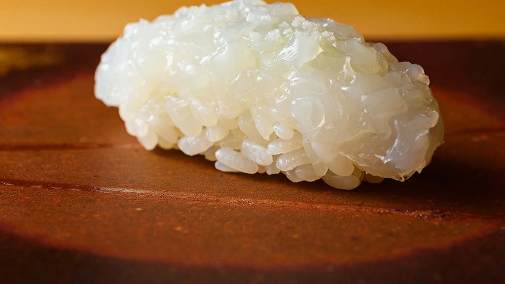 ネタとシャリがホロリと崩れる、その瞬間を楽しむ『鮨　イカ』