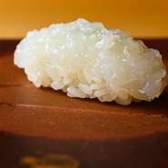 イカを米粒くらいの大きさに刻んでから握ることで、シャリとの一体感が生まれます。イカの風味が引き立ち、口の中で心地良く調和。江戸前鮨のおいしさを知ることができます。