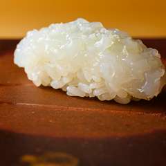 ネタとシャリがホロリと崩れる、その瞬間を楽しむ『鮨　イカ』