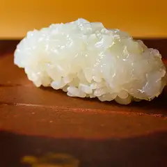 ネタとシャリがホロリと崩れる、その瞬間を楽しむ『鮨　イカ』