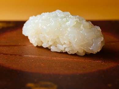 ネタとシャリがホロリと崩れる、その瞬間を楽しむ『鮨　イカ』