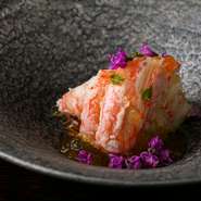 蟹は一度身をほぐしてから、旨みを凝縮した味噌とともに甲羅に詰め直されます。見た目にも美しいこの料理は、酸味のあるジュレの滑らかな食感によって口当たりも軽やかです。