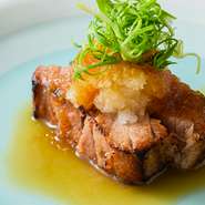 表面は直火をあてながら、内部はレアな状態を保ちます。鮪の豊かな旨みを際立たせてくれる、自家製ソース。大根おろしのトッピングが、さっぱりとした清々しい印象を残します。