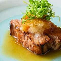 炙られた表面は香ばしさが漂い、焼き加減も絶妙『一品　鮪料理』