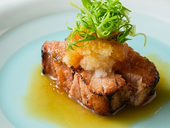 炙られた表面は香ばしさが漂い、焼き加減も絶妙『一品　鮪料理』