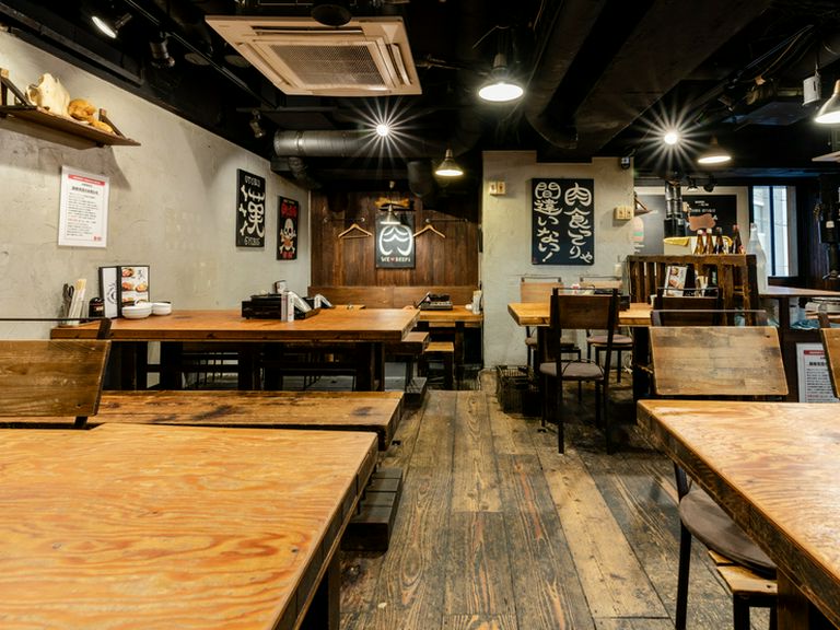 くつろいで焼肉を。木の温もりを感じる、手づくりの空間