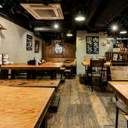 木の温もりを感じさせる店内。内装はオーナーとスタッフの手づくりで、くつろいで焼肉を楽しんでもらいたいという気持ちのこもった空間です。気取らず、リラックスして食事を楽しんでみてはいかが。