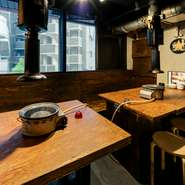 店内には、プライベート感満載の半個室が用意されています。会社の宴会やサークルの打ち上げなど、さまざまなシーンで利用可能。気の合う仲間と、おいしい焼肉を囲んで、わいわいガヤガヤ楽しい時間を過ごせます。