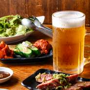 目黒駅から徒歩3分とアクセス抜群。仕事終わりに一人でフラッと気軽に立ち寄れる焼肉店です。おいしい焼肉とキンキンに冷えたビール。自分のペースで、思う存分焼肉やホルモンを味わえます。