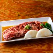 脂身と赤身のバランスが良い部位を使用。説明不要のおいしさが魅力です。そのまま網の上にのせて、両面に程よい焼き色が付いたら、切り込みに沿ってハサミでカット。レア～ミディアム・レアくらいがオススメです。