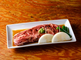 これぞ、漢（おとこ）斬り！その姿はまるで分厚いステーキのような一品『漢斬りカルビ』