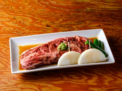 これぞ、漢（おとこ）斬り！その姿はまるで分厚いステーキのような一品『漢斬りカルビ』