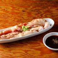 長いまま網の上にのせて、焼き色が付いたら好みの大きさにカット。脂が中に閉じこもり、腫れ上がってきたら食べ頃です。好みで特製味噌ダレを少量付けて堪能あれ。