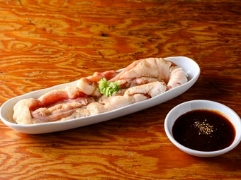 誰もが目を奪われる極長ホルモン。鮮度も抜群の人気メニュー『ホルモン　ザ　マキシマム』