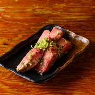 少しレアめに焼いて、牛タンの歯応えを楽しむも良し、中までしっかりと火を通してサクサク感を堪能するも良し。牛タンに厳しい名だたる食通達も唸らせる至極の一品です。