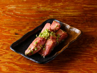 圧倒的人気ナンバーワンメニュー。厚さ1センチ超、食通達も唸らせる至極の一品『厚切り上タン塩』