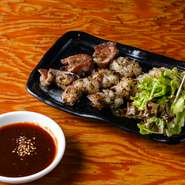 某ロックバンド公認メニュー。小腸をそのまま、長さ約50センチ以上にカットして提供。小腸特有の脂の旨みをたっぷりと堪能できます。ビールのおつまみにもピッタリ！