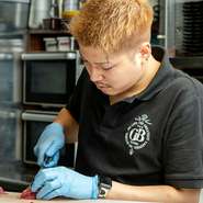 「自分がゲストの立場になった気持ちを忘れないように」と語る中原氏。常に笑顔を大切に、アットホームな空間で、老若男女問わず楽しめる雰囲気づくりを第一に考えています。