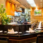 接待する側と受ける側の緊張も、舘山氏の手にかかれば自然とほぐれていくようです。タイミングよく差し出されるコース料理が、会話の糸口に。コースが終わるころには、和やかな空気が流れています。