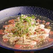 魚介の種類は仕入れによって、4種類ほど使われます。野菜や胡麻と一緒にいただけば、其々の食感が良いアクセントに。ソースは紫蘇や梅肉を使いながら、食材に合わせ変えています。