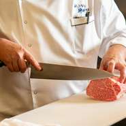 肉そのものの脂や赤身を味わってもらうため、味付けは塩コショウのみ。表面は香ばしく、肉汁を閉じ込めながら焼き上げます。粒マスタードや自家製味噌で、味の変化を楽しんで。