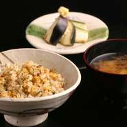 創業者・神田川俊郎氏の故郷、京都から取り寄せた柴漬けを使用。神田川氏が考案したメニューで、柴漬けの歯触りの良さがポイント。コースの〆として、味噌汁と共に提供されます。