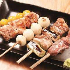 炭の香りによって、一口ごとに贅沢な味わいが広がる『串焼き』