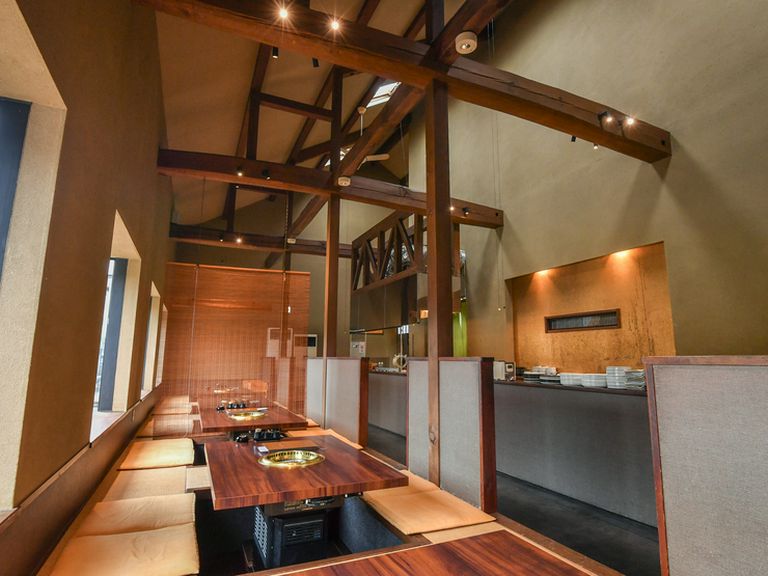 開放感と木の温もりが印象的な店内は、多くのシーンに対応