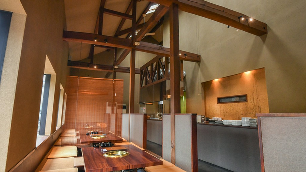 開放感と木の温もりが印象的な店内は、多くのシーンに対応