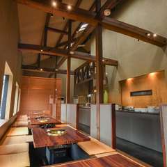 開放感と木の温もりが印象的な店内は、多くのシーンに対応