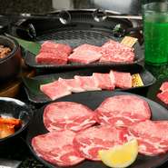 予算や好みに合わせて選べる食べ放題コースは、すべてドリンクバー付き。プラス1,300円で生ビールを含むアルコールドリンクの飲み放題（90分L.O.）をつけることもできます。心ゆくまで堪能して！