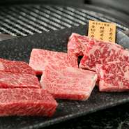 同店自慢の3種のカルビ、『厚切りカルビ』『特選カルビ』『上カルビ』を少量ずつ盛り合わせで。単品よりもリーズナブルにいただけます。好みの部位を探すのに最適です。『牛上塩タン』付きも1,870円でオーダー可能。