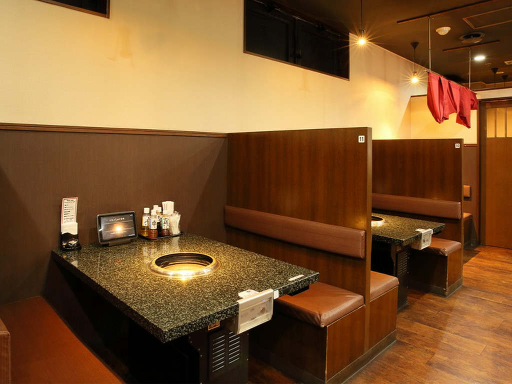 ボックス席主体の店内には個室席や座敷席もあり、感染対策も万全