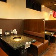 ボックス席主体の店内には、個室席や座敷席もあり。プライベート感覚で利用することが可能です。オーダーもタッチパネルによる非接触スタイルだから、感染症も気にすることなく楽しめます。