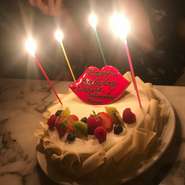 サプライズケーキや、照明などスタッフ全員でご協力いたします。また誕生日のグループには２０％割引適用させていただきます