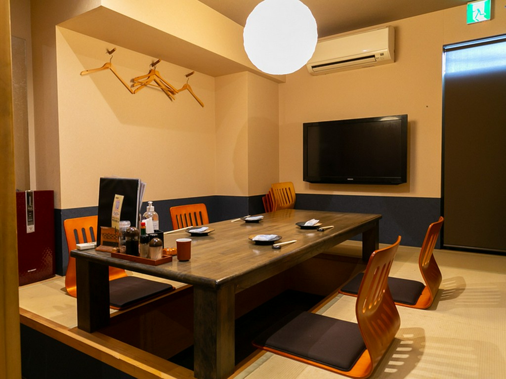 掘りごたつタイプの小上がり座敷は、プライベートな個室にも