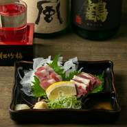 産地・熊本県から直送で仕入れた良質な馬肉をお刺身で。赤身、ふたえご、こうねの3種盛りでいただけます。ゴマ油塩と刺身用ショウガ醤油が添えられているので、お好みや部位に合わせご賞味あれ。