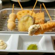 京都産朝びき地鶏や熊本から直送で仕入れる馬肉といった食材はもちろん、ヒマラヤ塩などの調味料も妥協なく厳選。特に継ぎ足しで育ててきた焼鳥タレほか各種の自家製タレやソースは、同店自慢の味わいです。